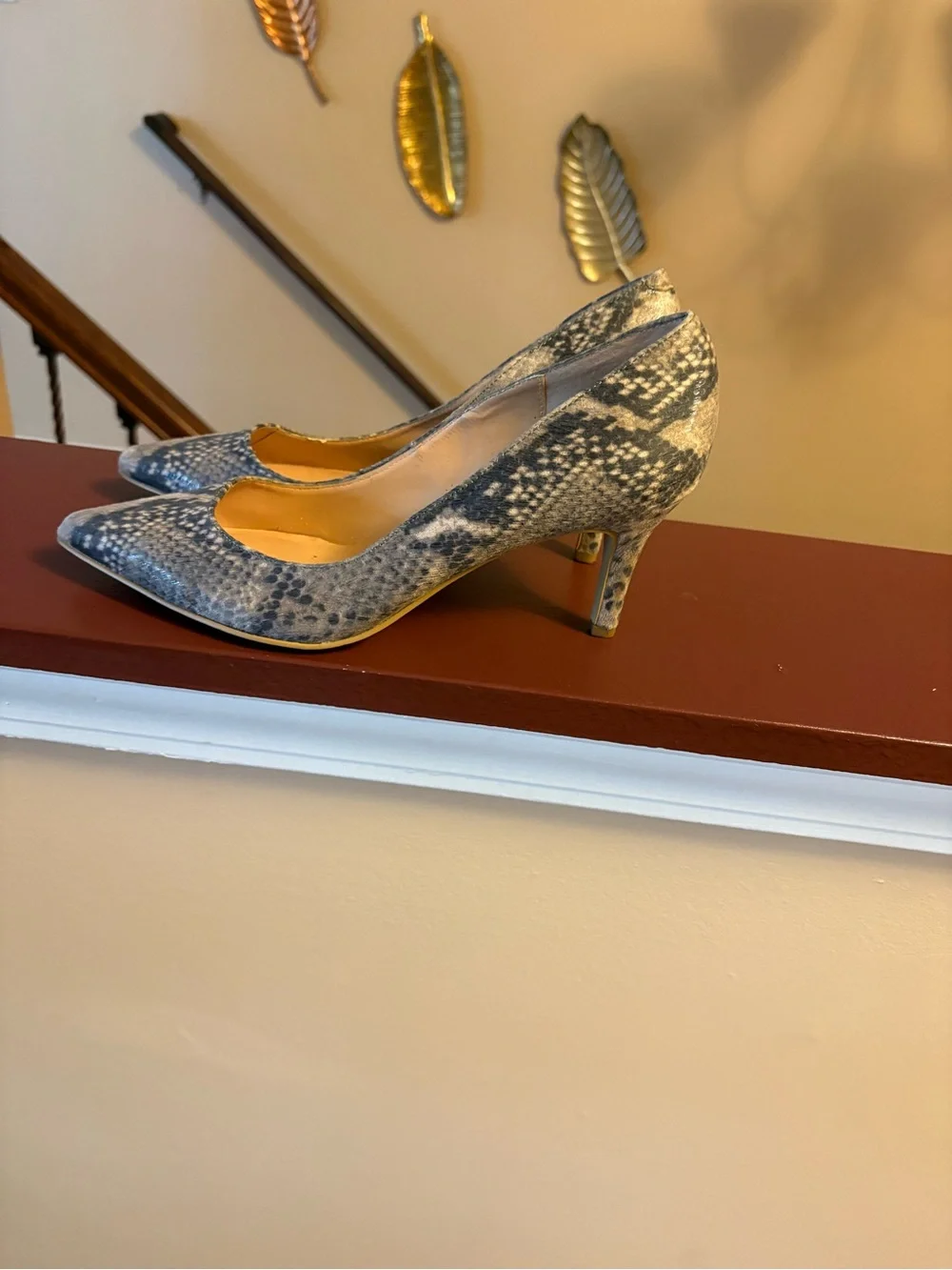 Kenneth Cole Reaction Blue and Gray Snake-Print Pointed Toe Pumps. SIZE 8M.